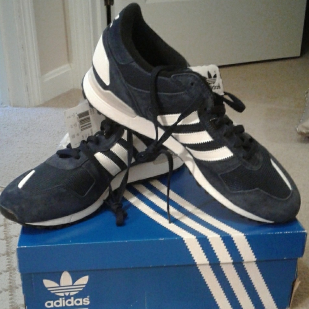 NIB Adidas ZX700 Navy Blue and White size 13